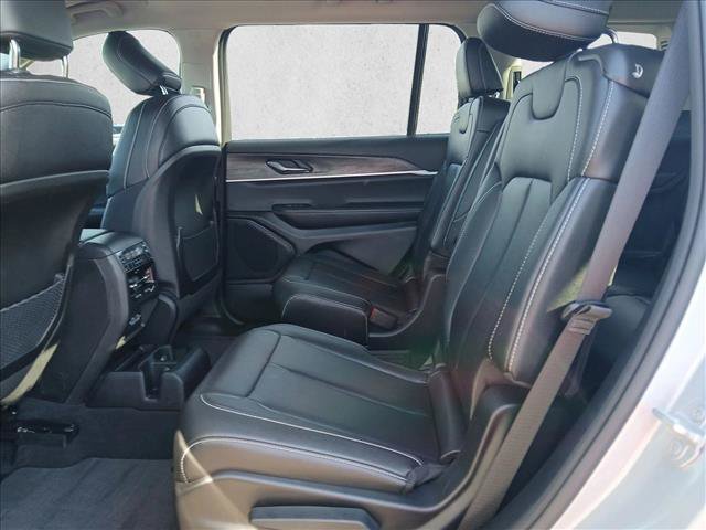 Used 2024 Jeep Grand Cherokee L Limited w/ Black Appearance Package AWD/4WD image 14