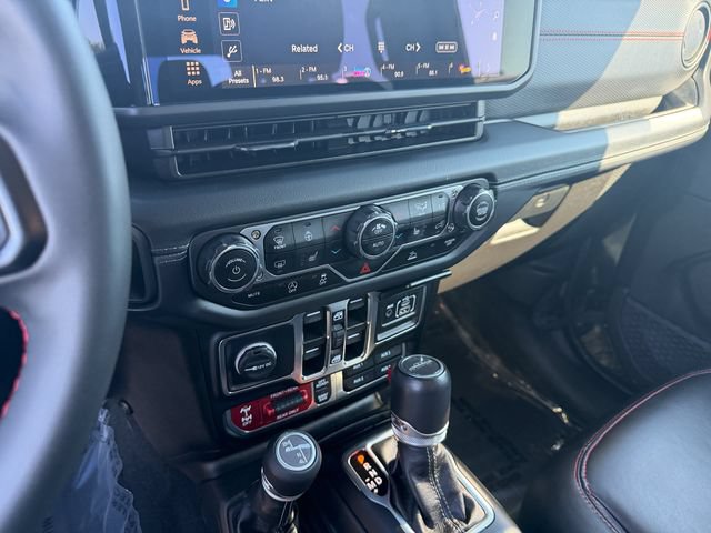Used 2024 Jeep Gladiator Rubicon w/ Convenience Group AWD/4WD image 24