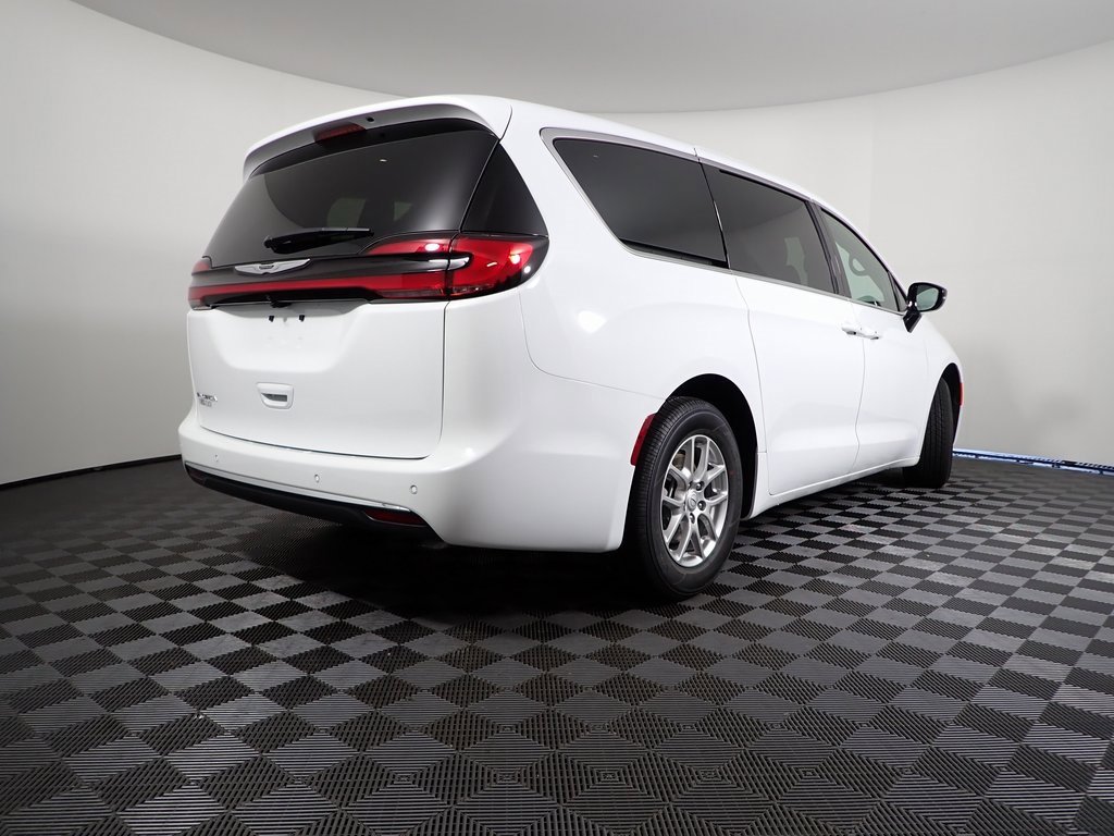 New 2026 Chrysler Pacifica Select image 15
