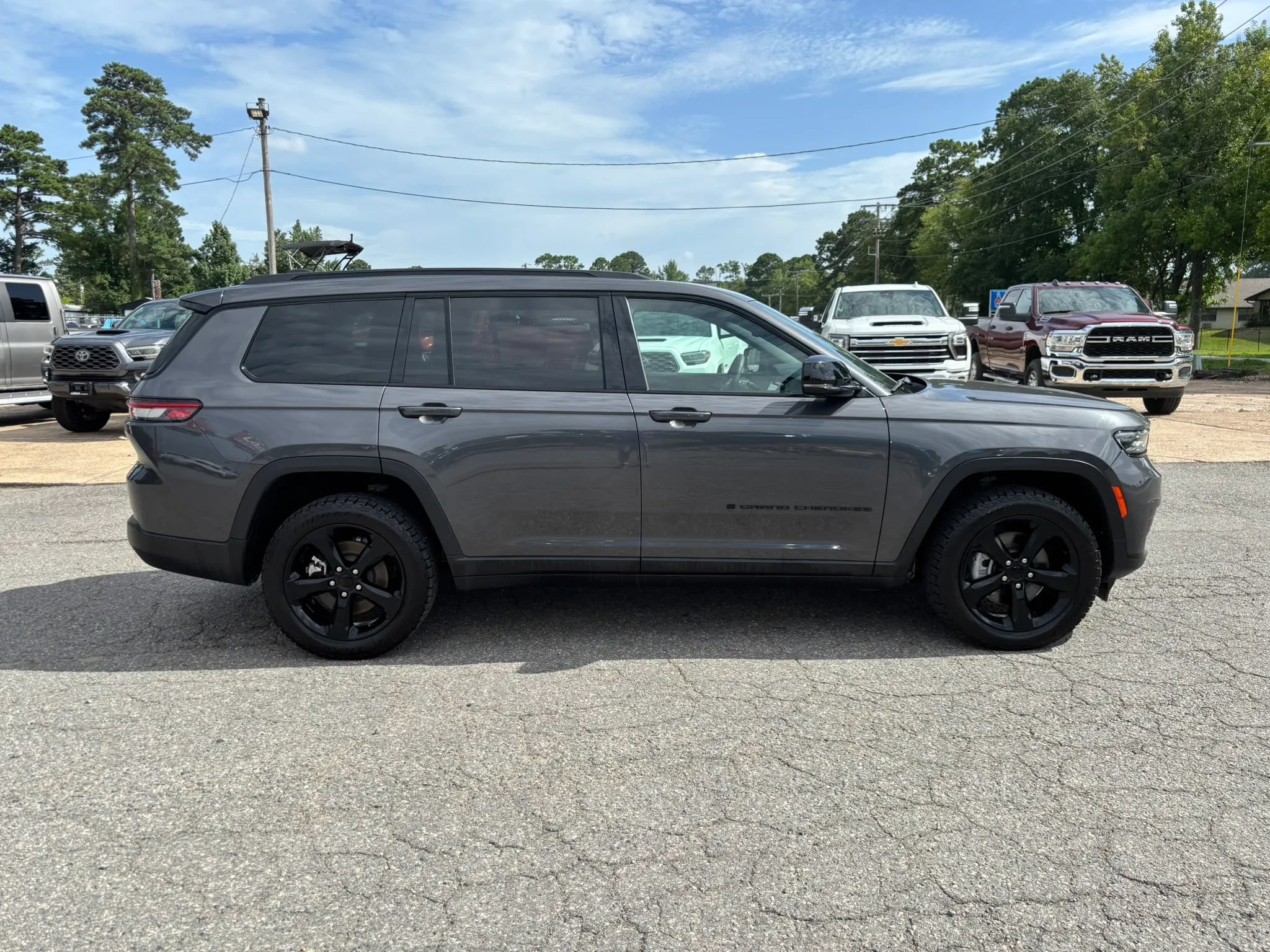 Used 2023 Jeep Grand Cherokee L Laredo AWD/4WD image 6