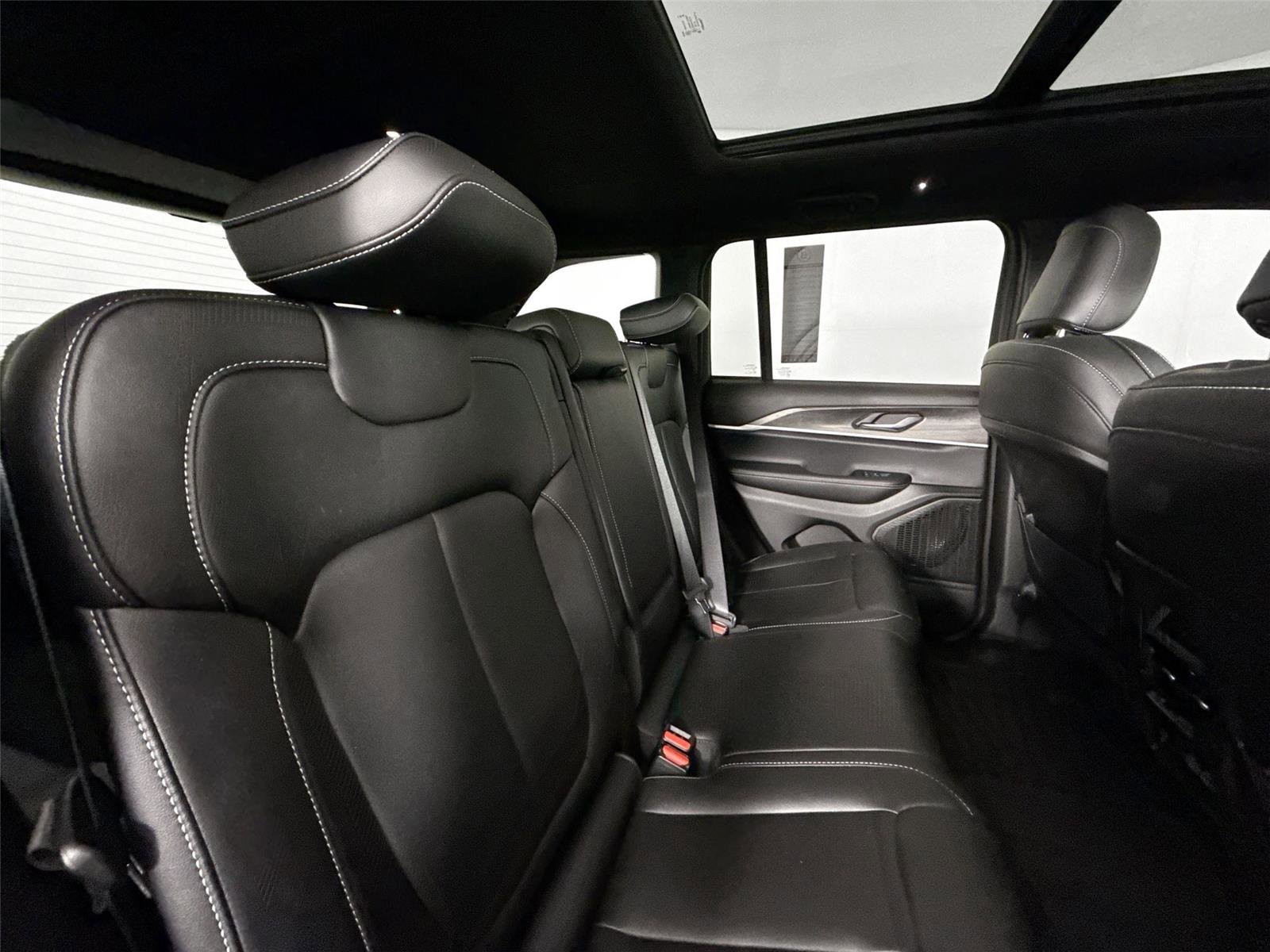 Used 2025 Jeep Grand Cherokee Limited w/ Black Appearance Package RWD image 43