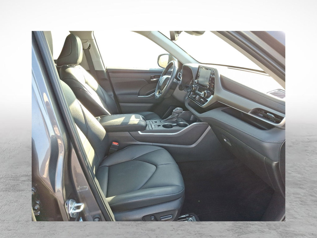 Used 2022 Toyota Highlander XLE image 11