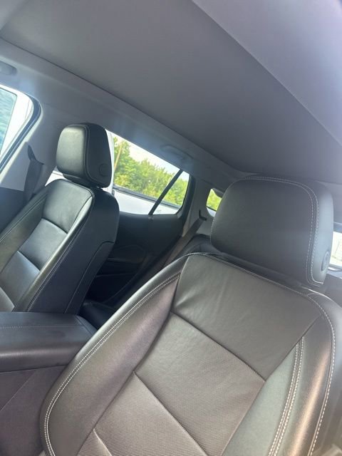 Certified 2024 GMC Terrain SLT w/ Infotainment Package II AWD/4WD image 2