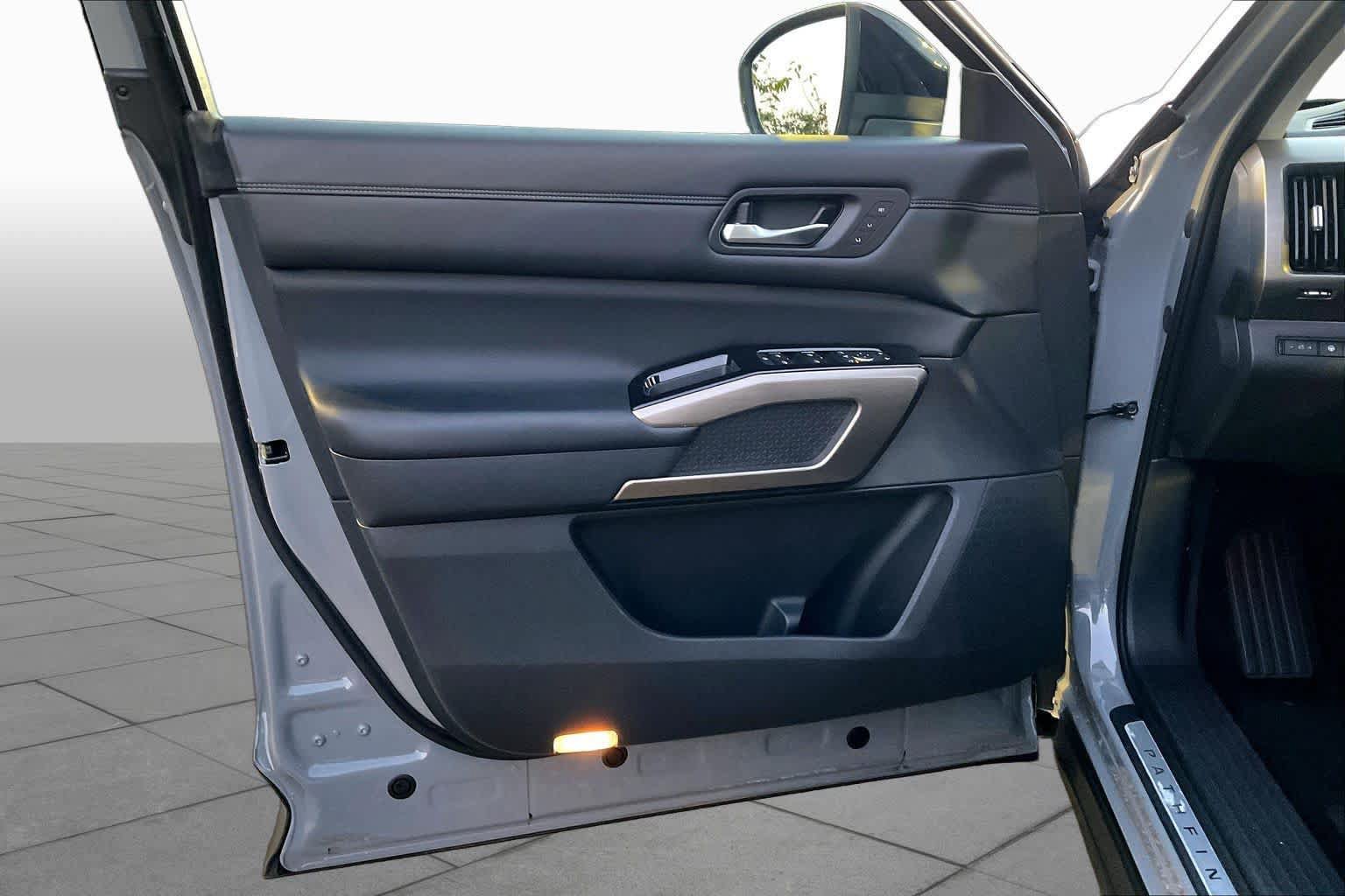Used 2022 Nissan Pathfinder Platinum w/ Cargo Package AWD/4WD image 20
