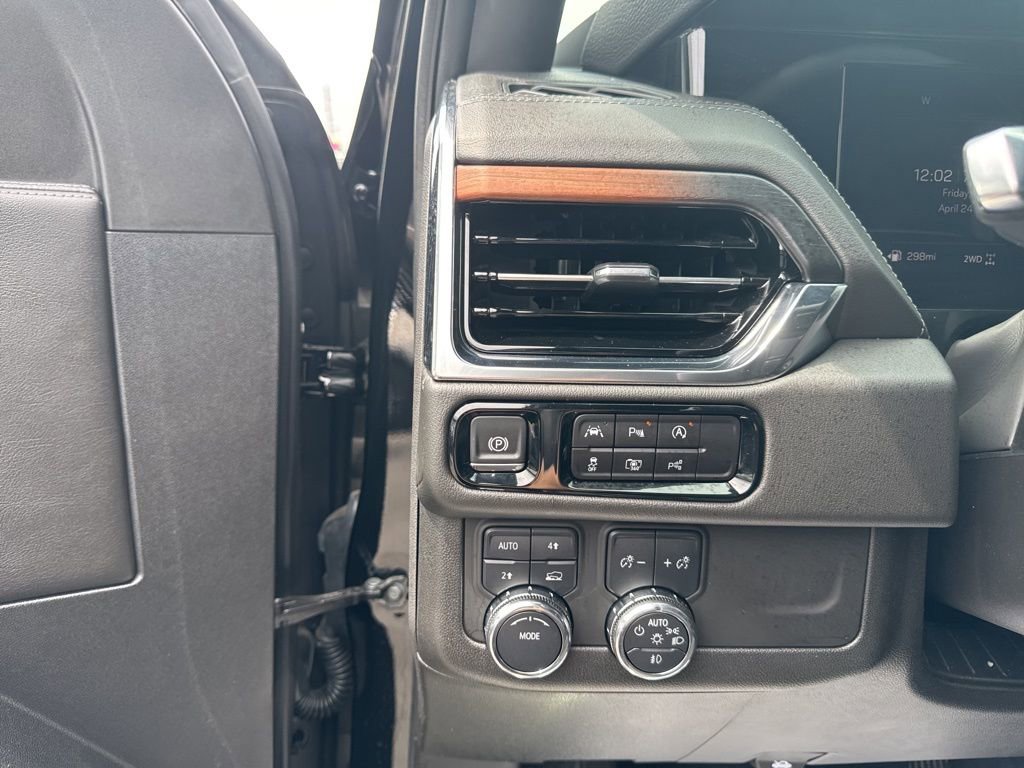 Used 2025 GMC Yukon Denali AWD/4WD image 12