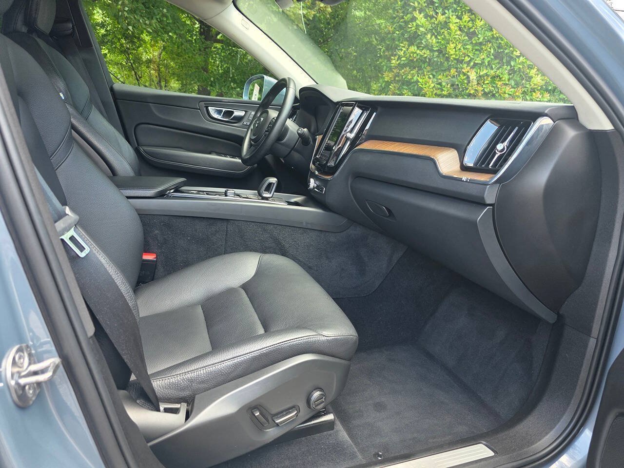 Used 2022 Volvo XC60 B5 Momentum w/ Climate Package AWD/4WD image 35