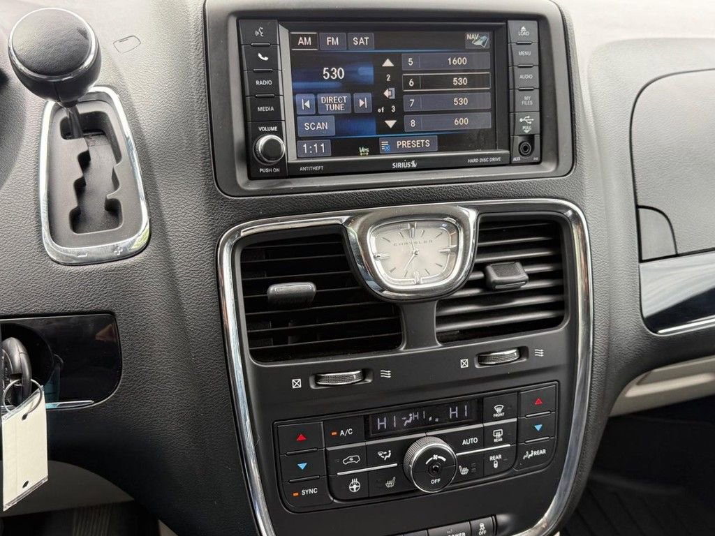 Used 2014 Chrysler Town & Country Touring-L FWD image 20