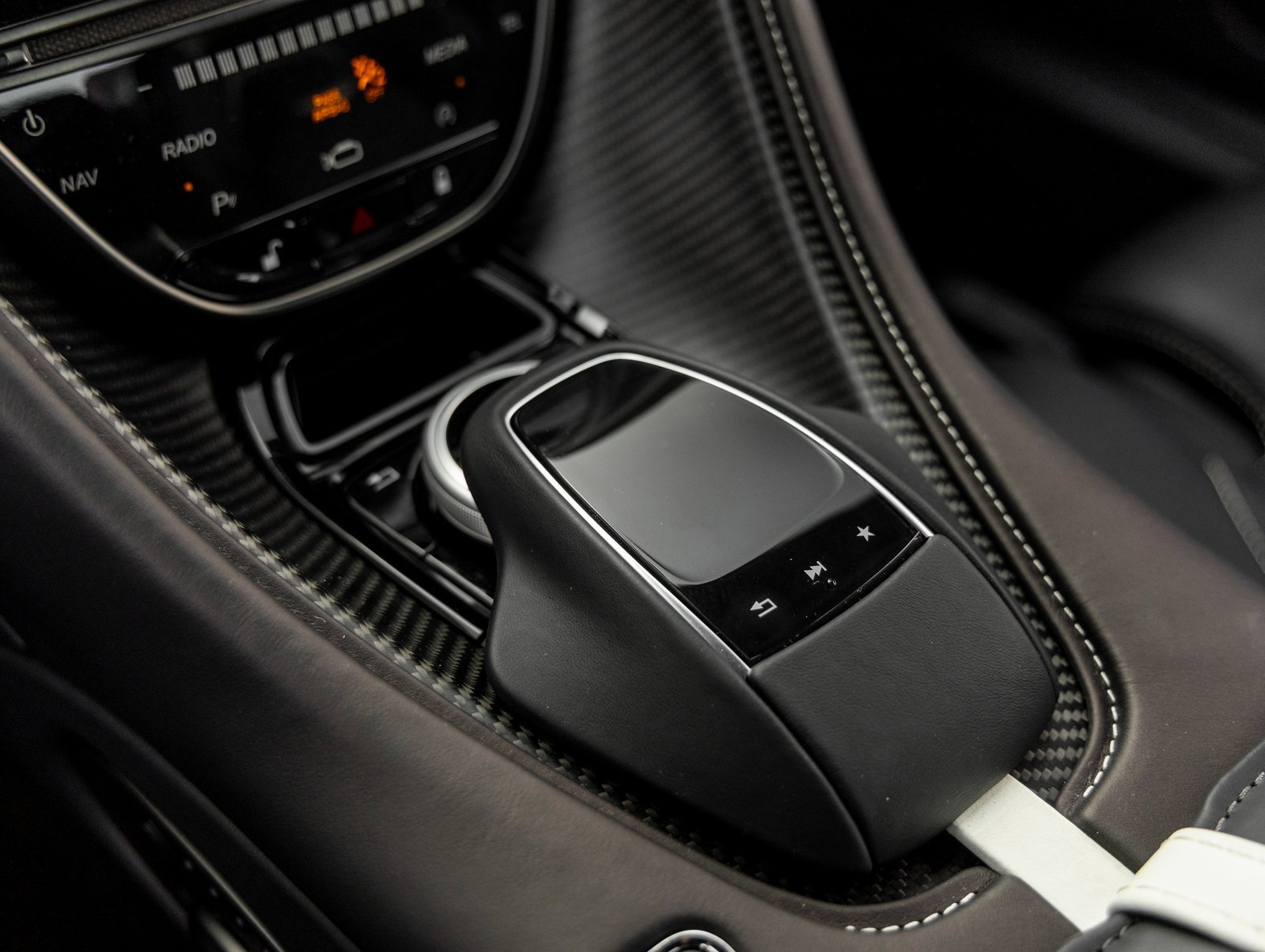 Used 2023 Aston Martin DBS Coupe image 33