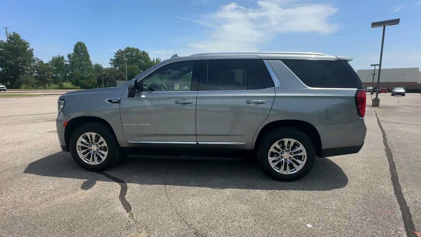 Used 2023 GMC Yukon SLT w/ SLT Luxury Package RWD image 5