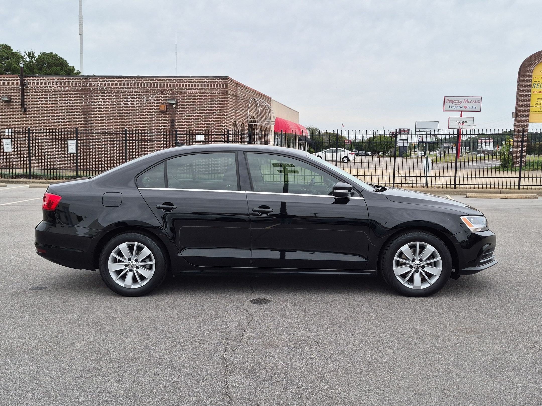 Used 2015 Volkswagen Jetta TDI SE FWD image 2