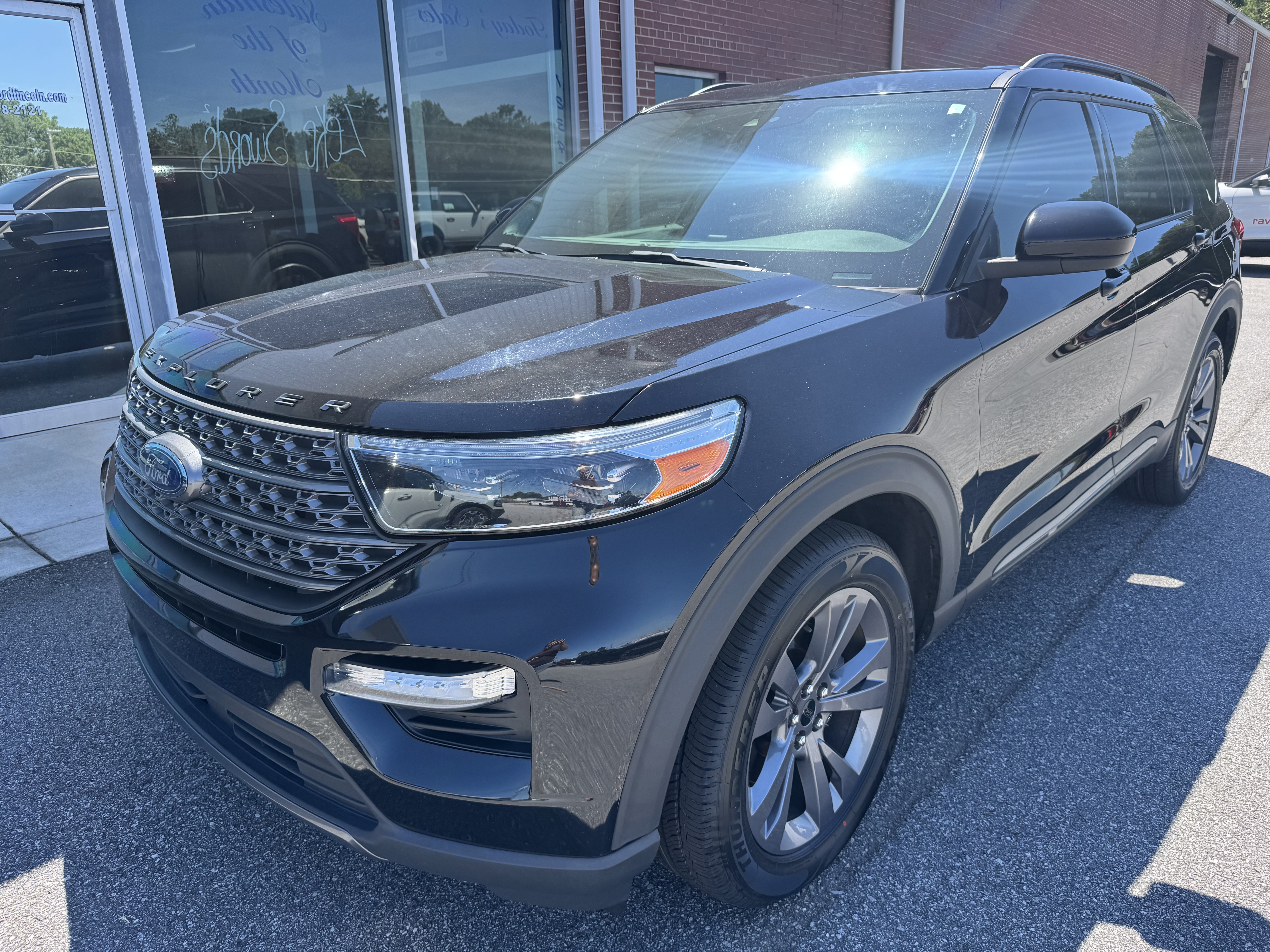 Used 2023 Ford Explorer XLT w/ Equipment Group 202A RWD image 5