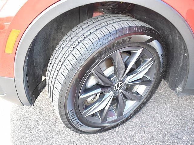 Used 2022 Volkswagen Tiguan SE image 8