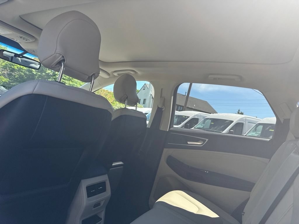 Used 2018 Ford Edge Titanium w/ Equipment Group 301A AWD/4WD image 12