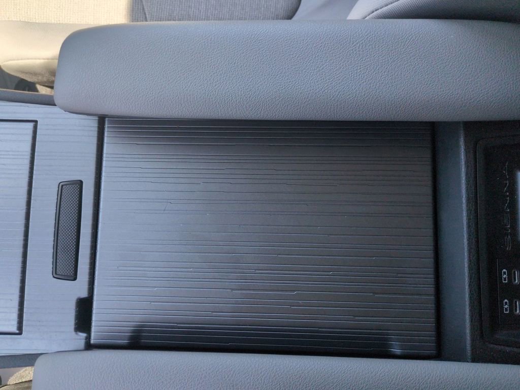 Used 2025 Toyota Sienna LE w/ LE Plus Package FWD image 24