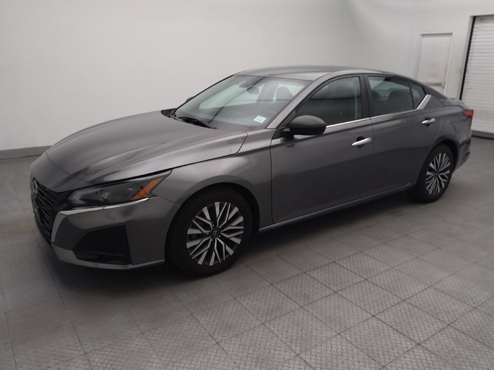 Used 2024 Nissan Altima 2.5 SV FWD image 2