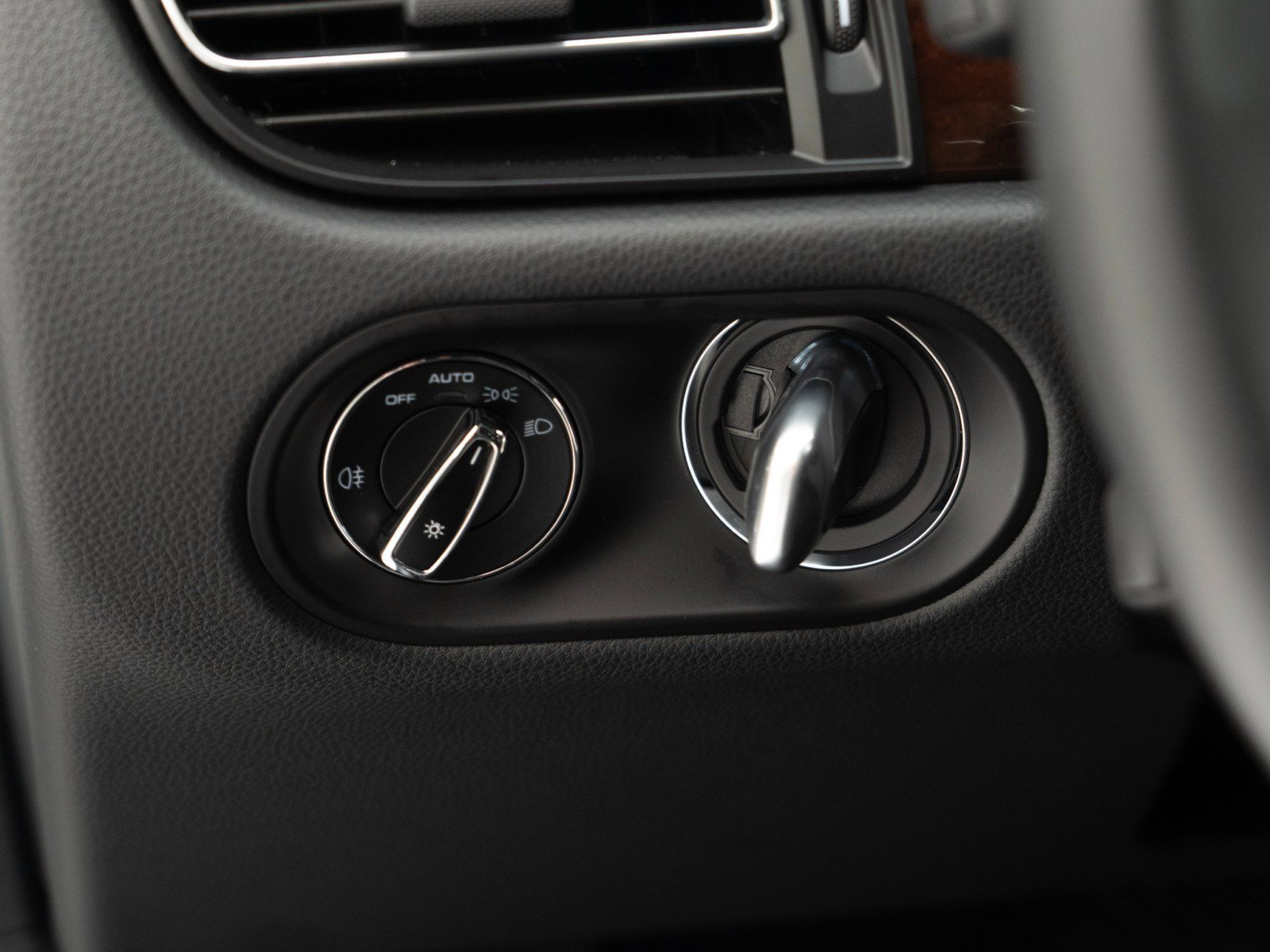 Certified 2025 Porsche Macan image 27