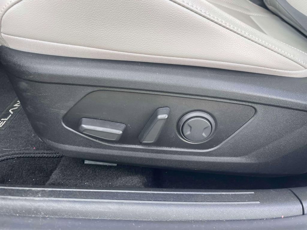 Used 2023 Hyundai Elantra Limited image 18