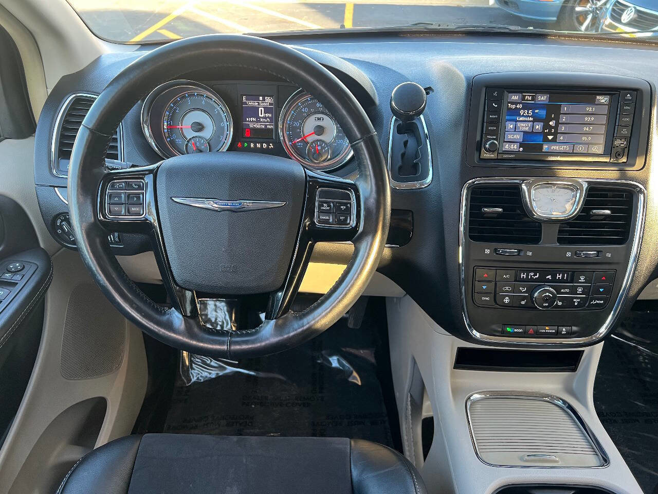 Used 2014 Chrysler Town & Country Touring-L image 38