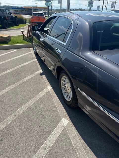 Used 1998 Lincoln Town Car Signature RWD image 23