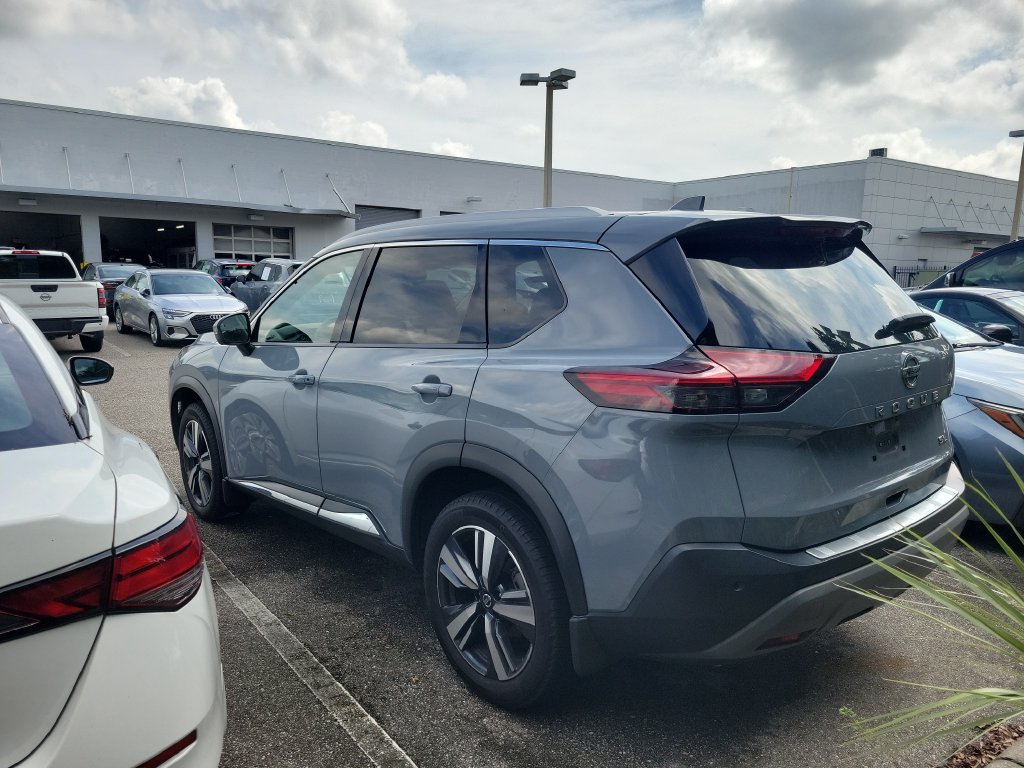 Used 2021 Nissan Rogue SL w/ Premium Package FWD image 3