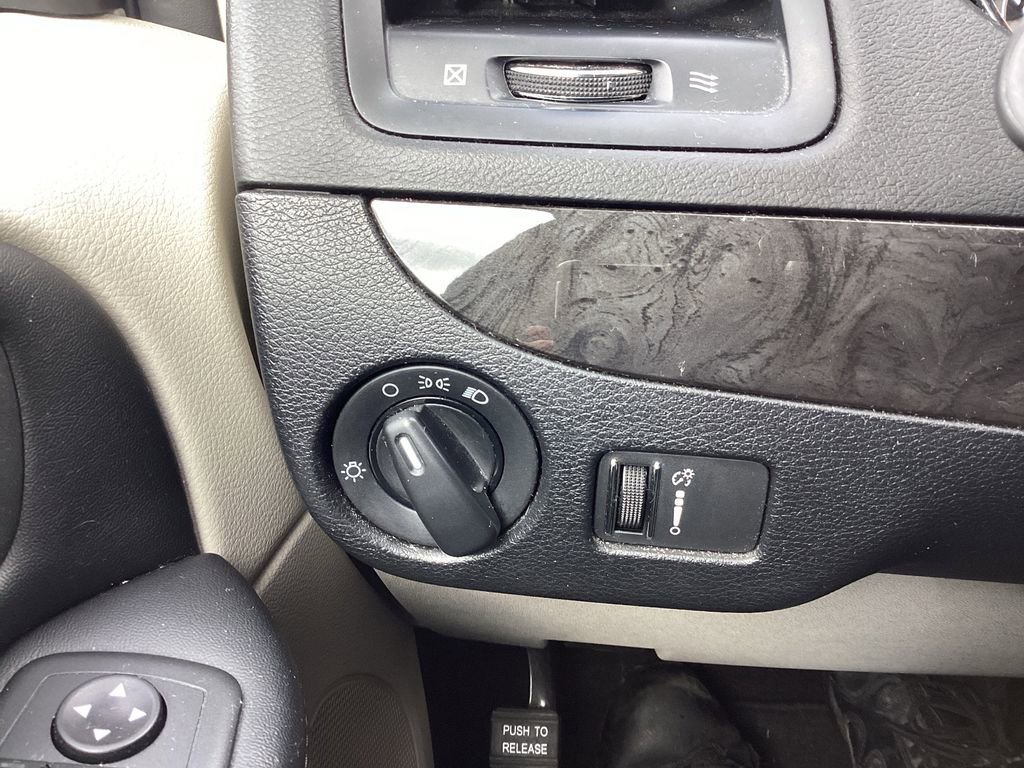 Used 2019 Dodge Grand Caravan SE w/ UConnect Hands-Free Group image 17