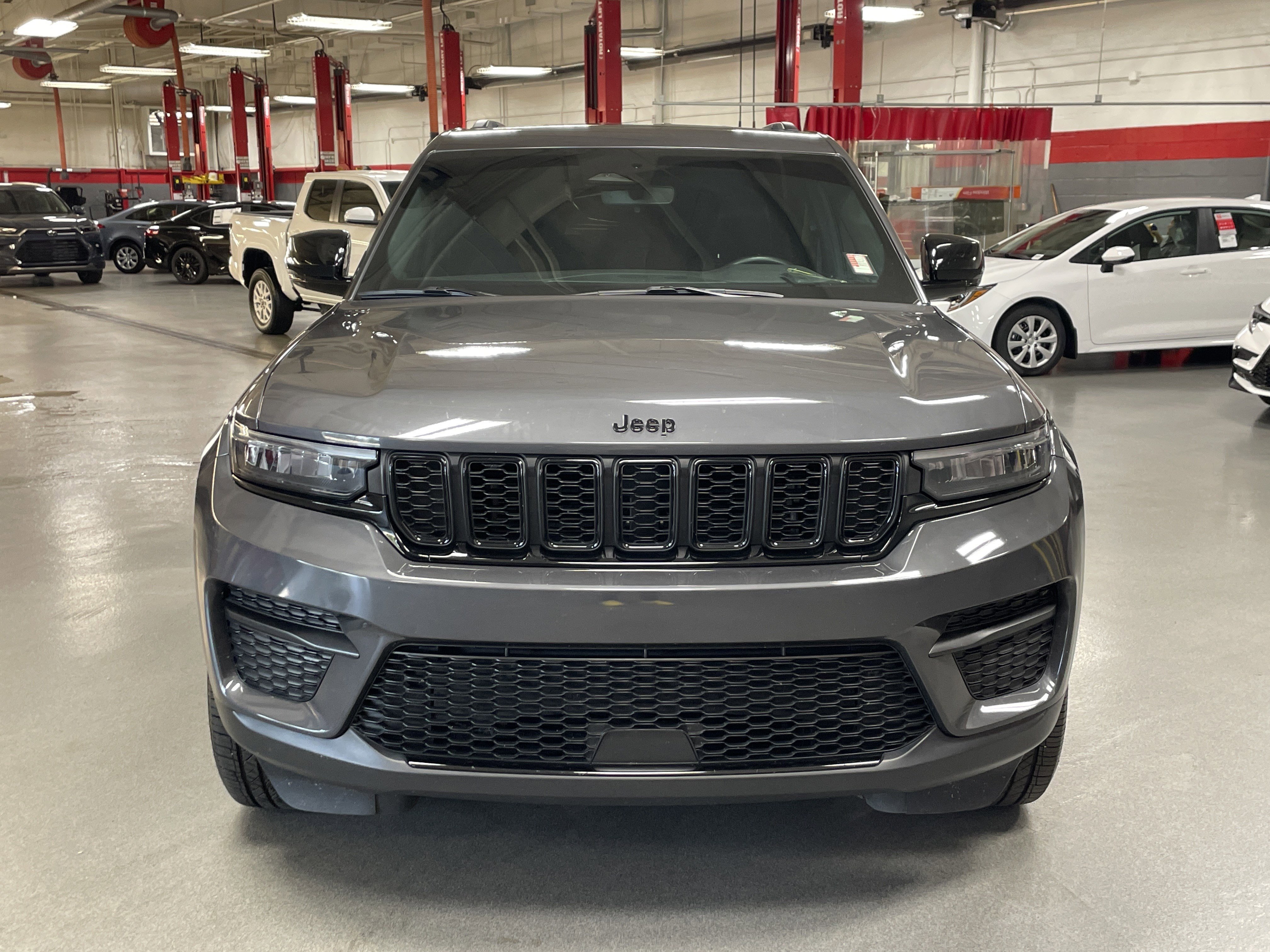 Used 2022 Jeep Grand Cherokee Altitude RWD image 3