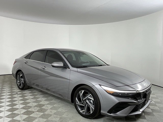 Used 2025 Hyundai Elantra SEL image 3