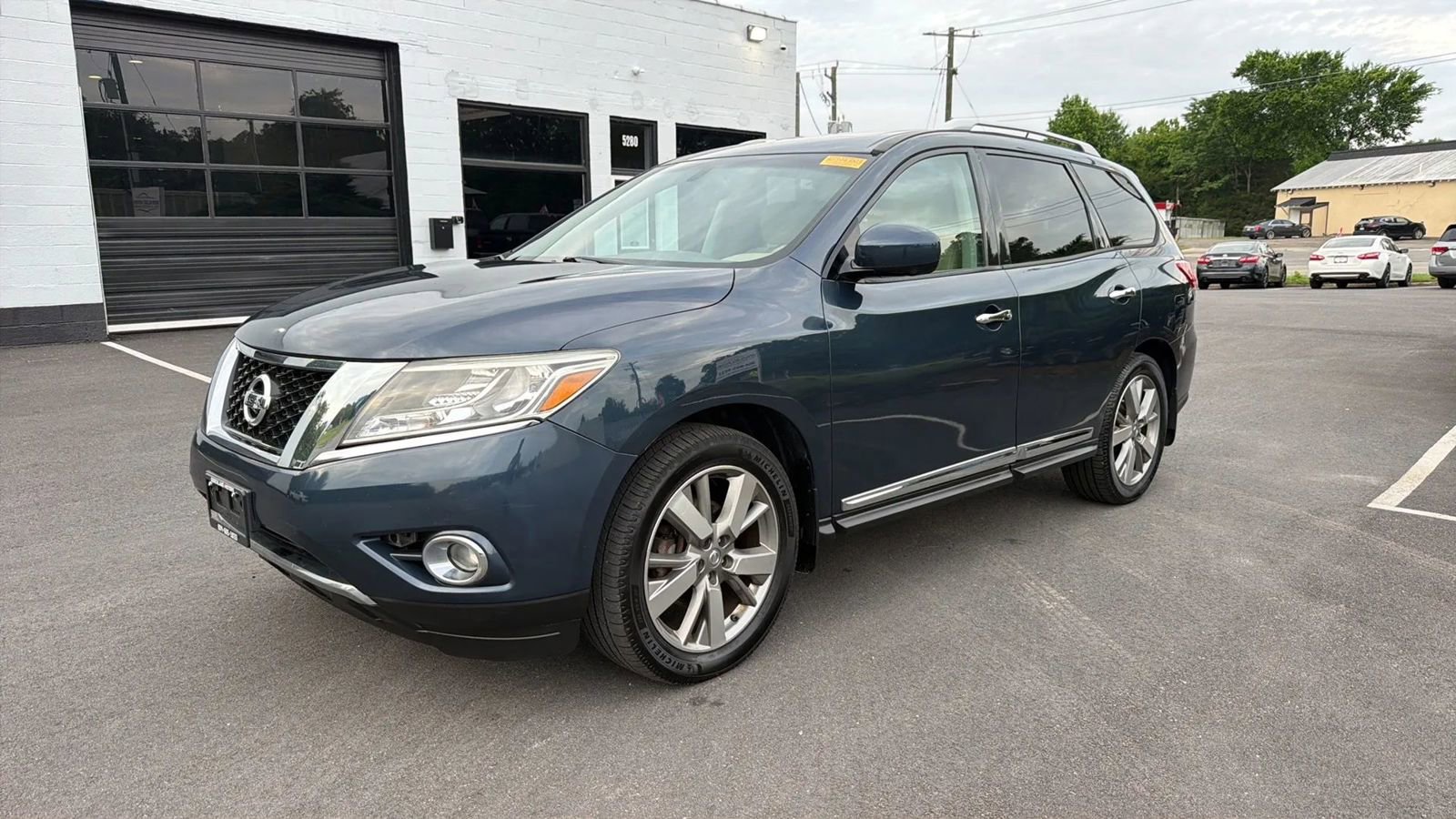 Used 2013 Nissan Pathfinder Platinum w/ Platinum Premium Pkg AWD/4WD image 3