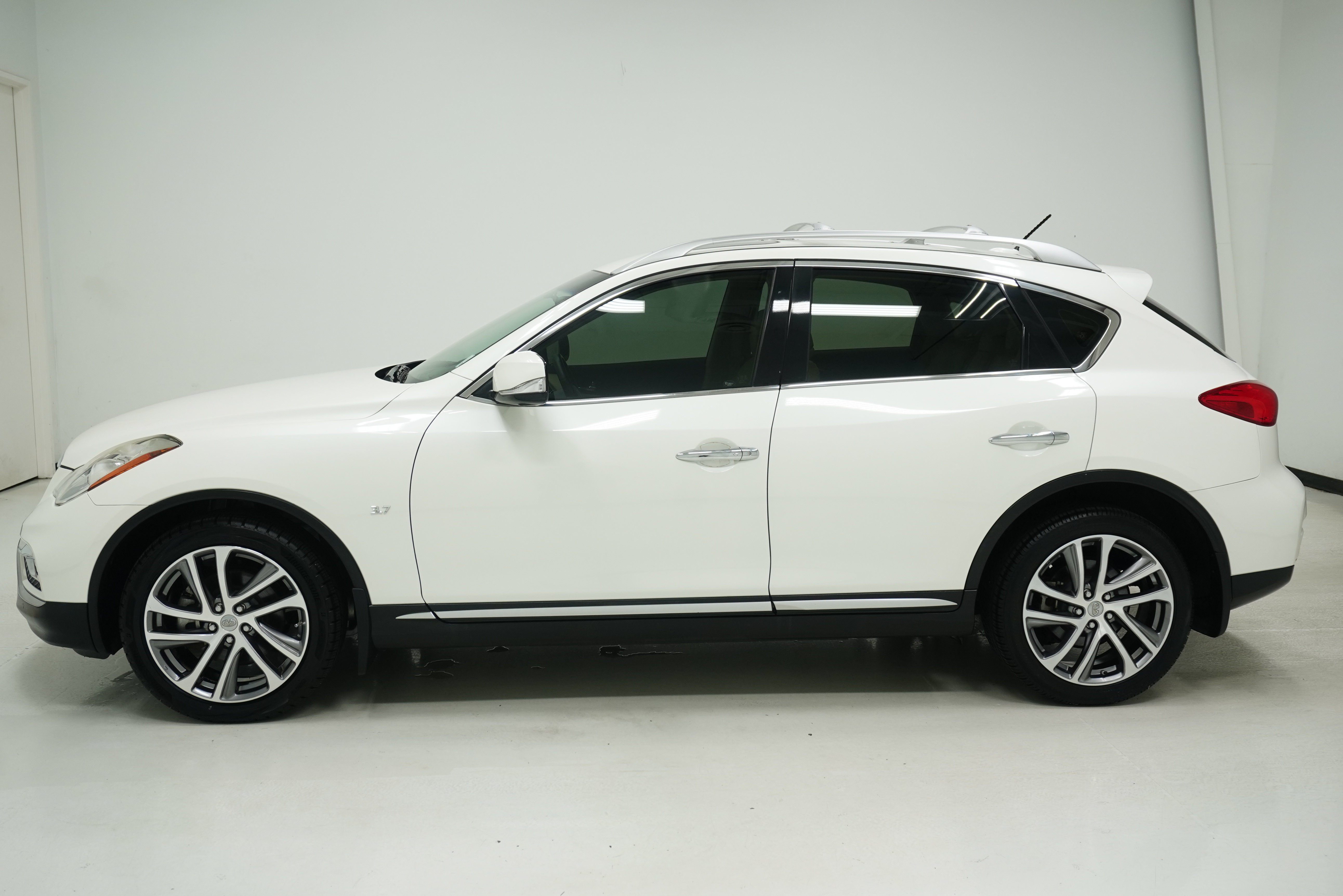 Used 2017 INFINITI QX50 2WD w/ Technology Package image 6