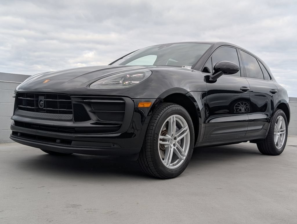 Certified 2025 Porsche Macan AWD/4WD image 1