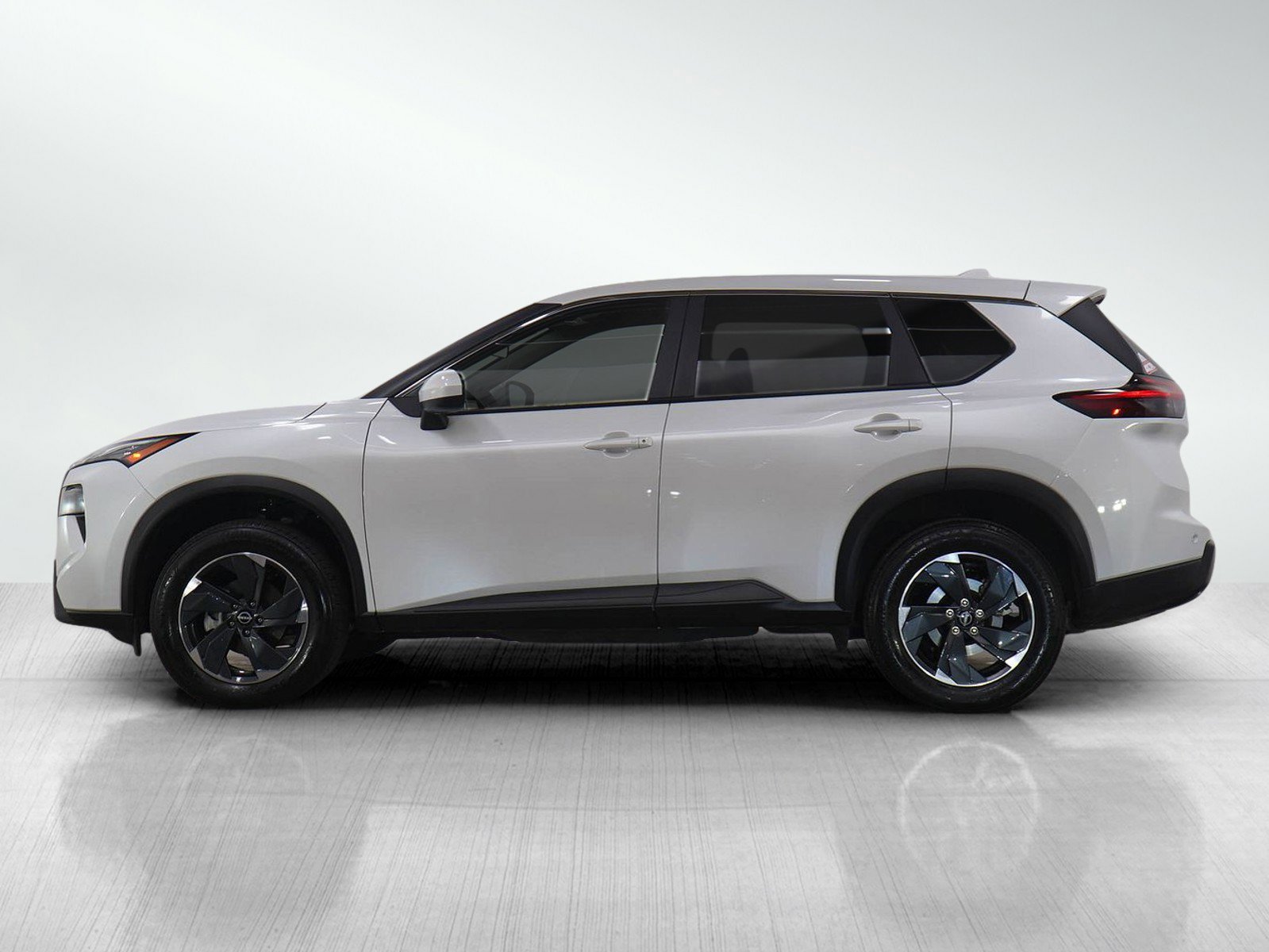 Used 2025 Nissan Rogue SV image 2