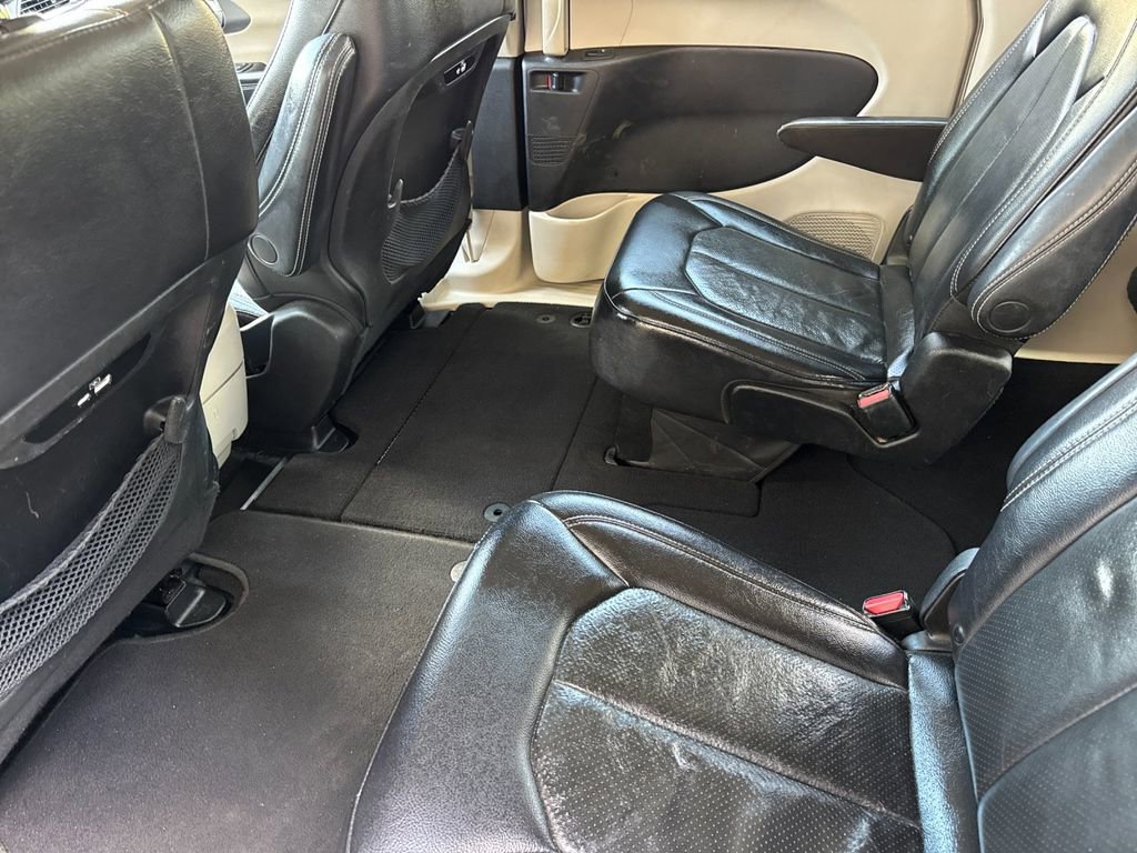 Used 2022 Chrysler Pacifica Touring-L FWD image 11