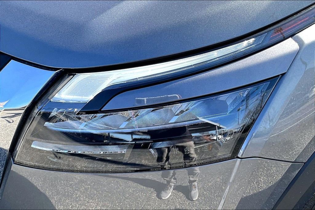 Used 2025 Nissan Pathfinder Platinum image 42