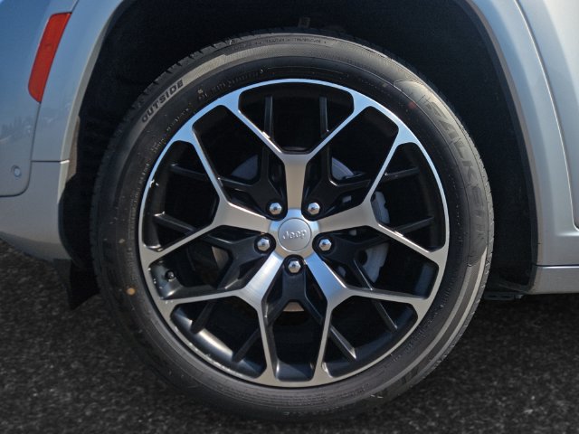 Used 2024 Jeep Grand Cherokee Summit AWD/4WD image 4