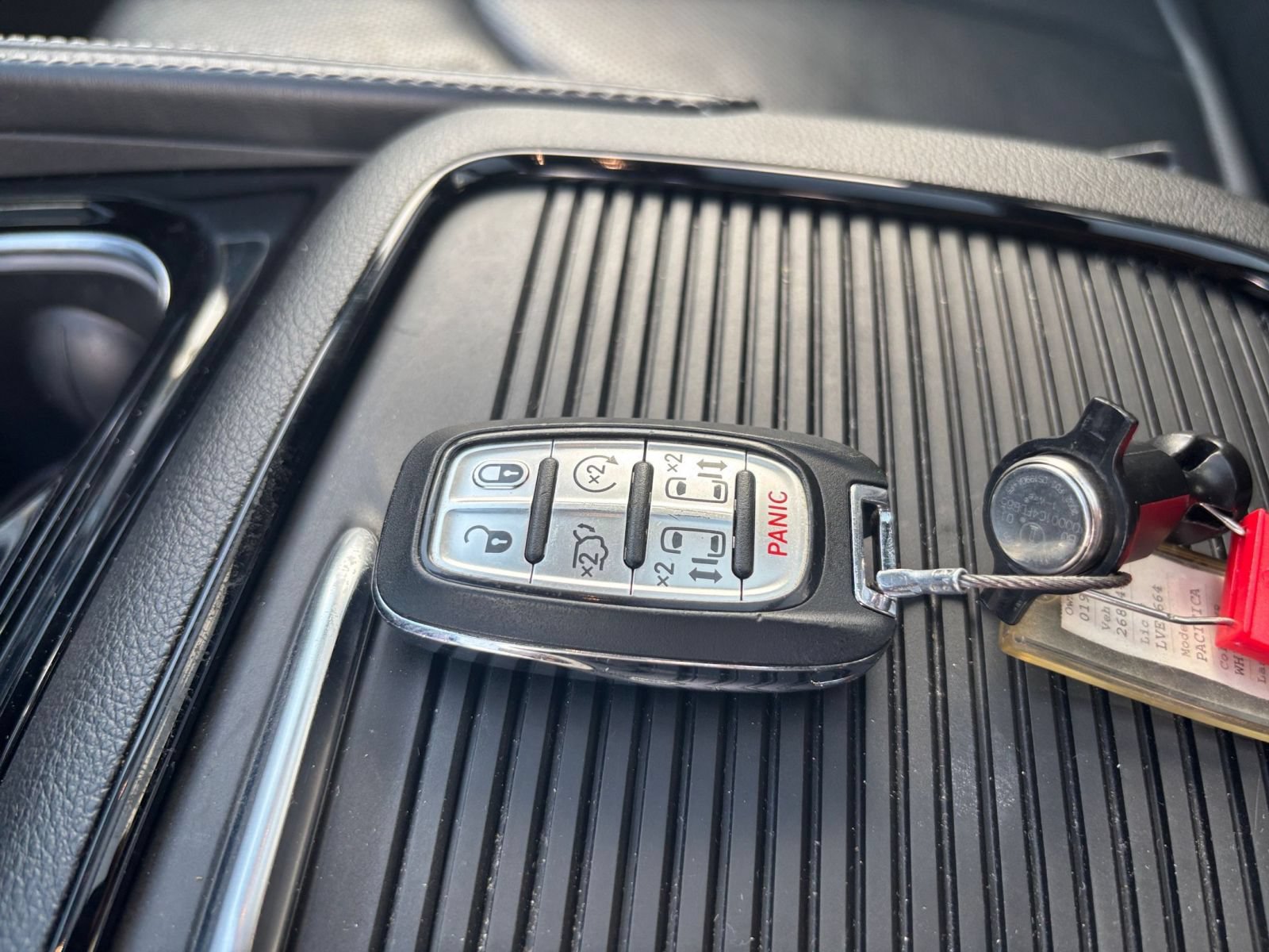 Used 2025 Chrysler Pacifica Limited FWD image 21