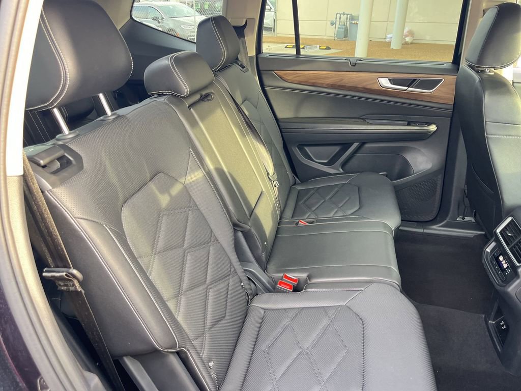 Used 2025 Volkswagen Atlas SE image 30