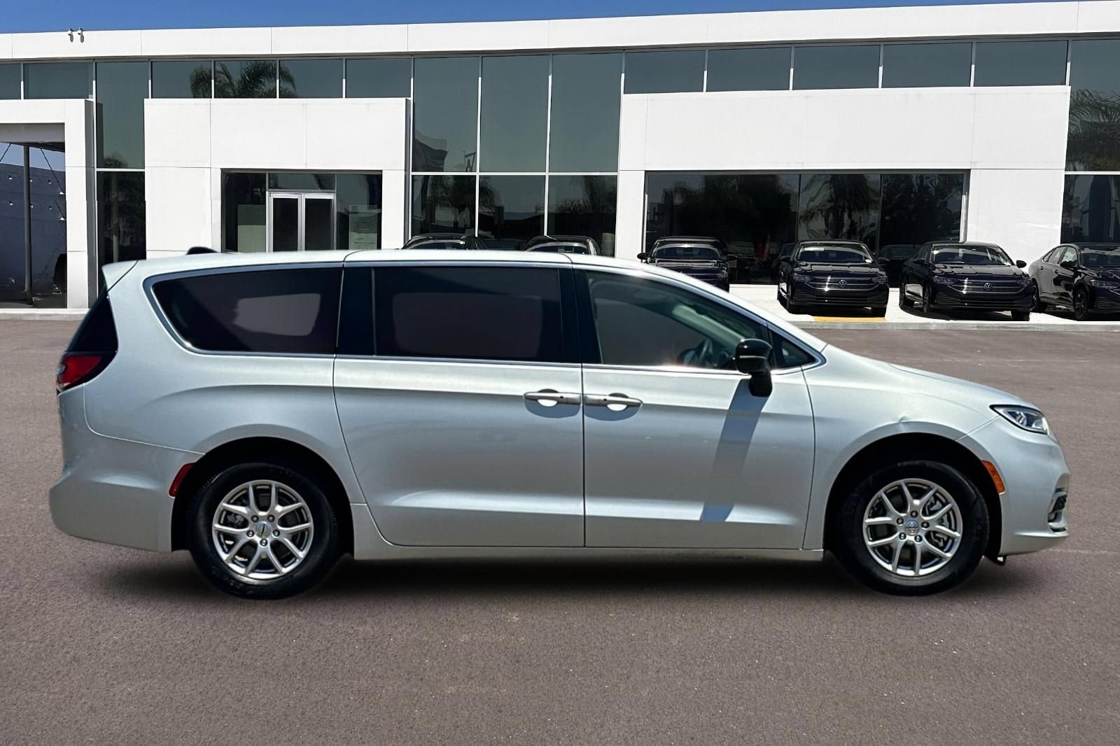 Used 2024 Chrysler Pacifica Touring-L FWD video 2