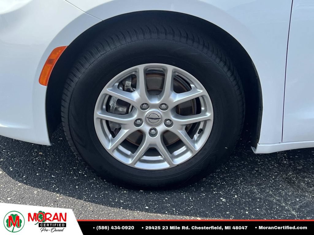 Used 2023 Chrysler Pacifica Touring-L FWD image 9