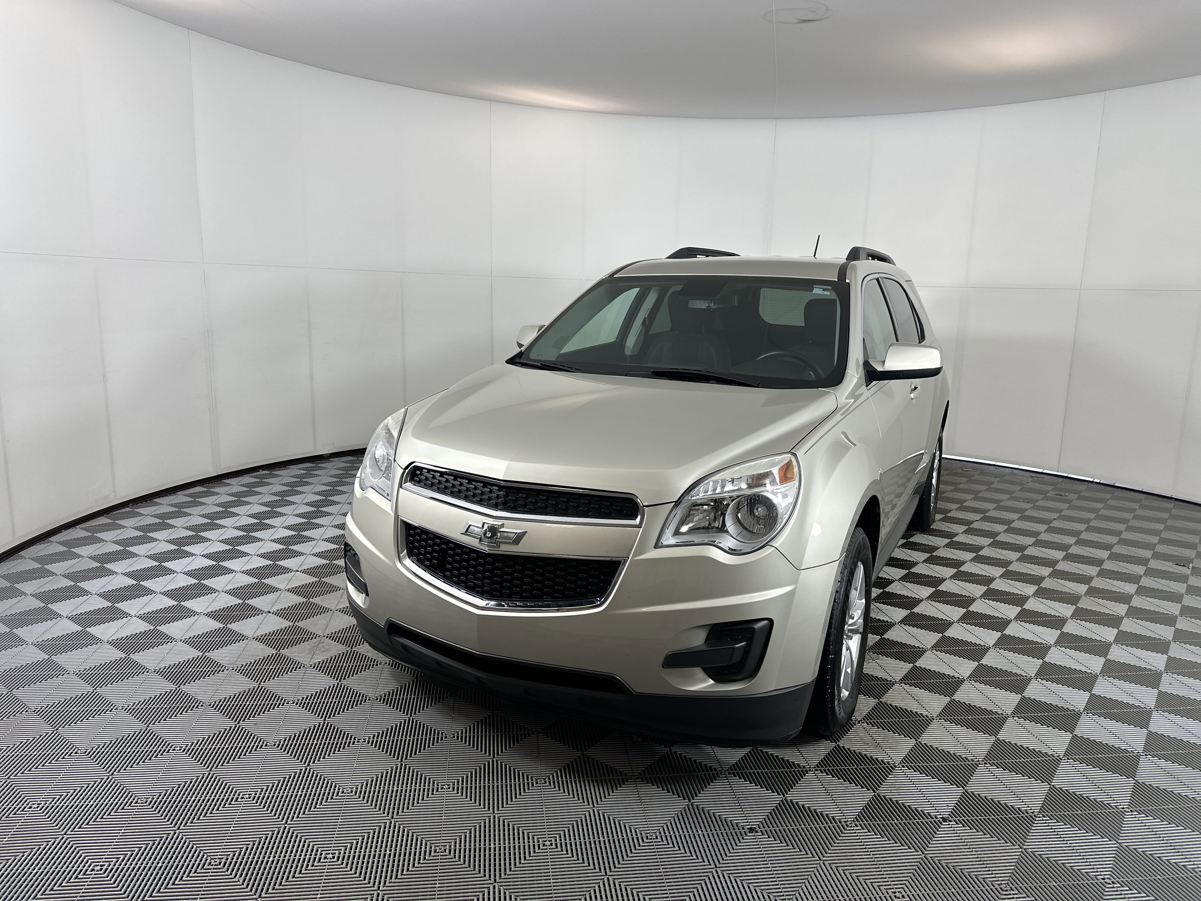 Used 2015 Chevrolet Equinox LT w/ Driver Convenience Package image 2