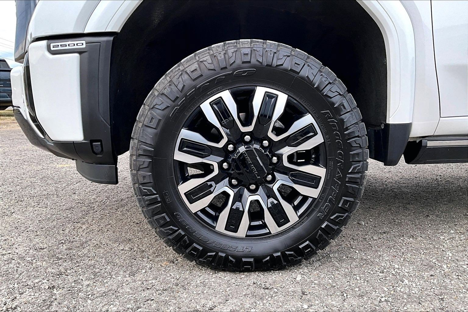 Used 2024 GMC Sierra 2500 Denali Ultimate image 8