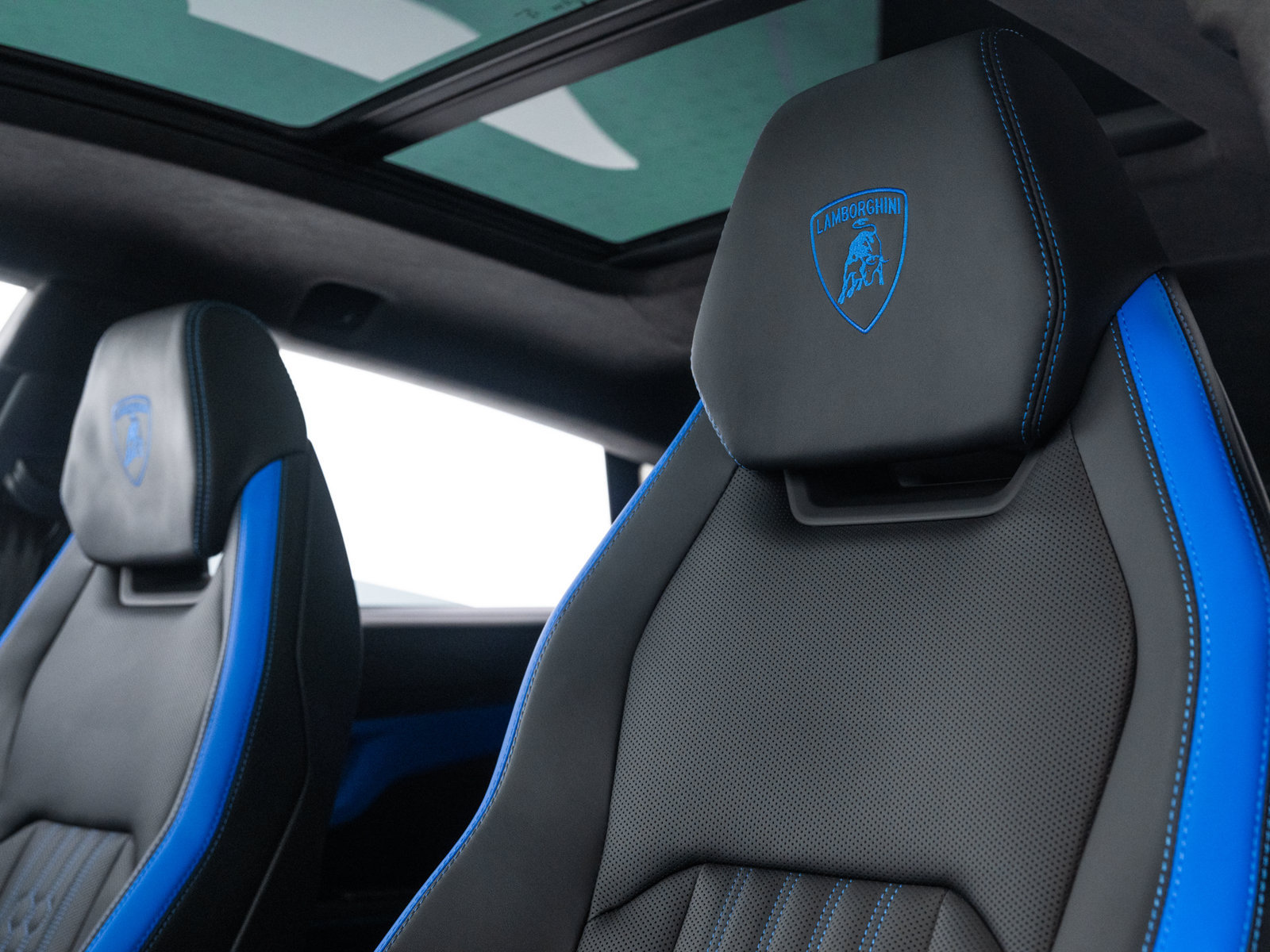 Used 2025 Lamborghini Urus SE AWD/4WD image 46