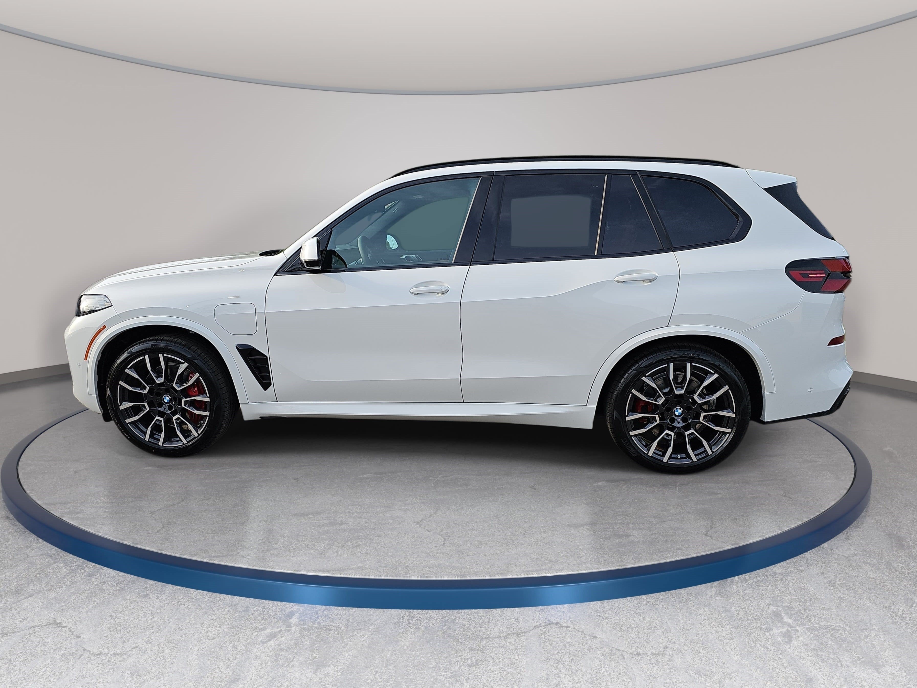 New 2026 BMW X5 xDrive50e w/ M Sport Package AWD/4WD image 8