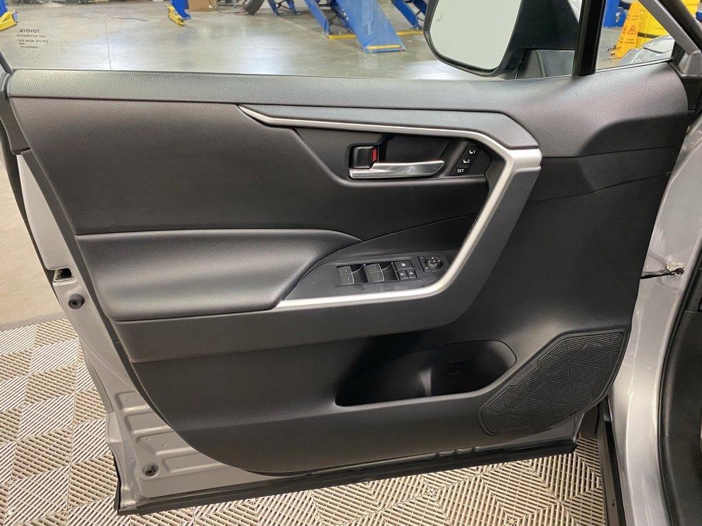 Used 2022 Toyota RAV4 XLE Premium image 28