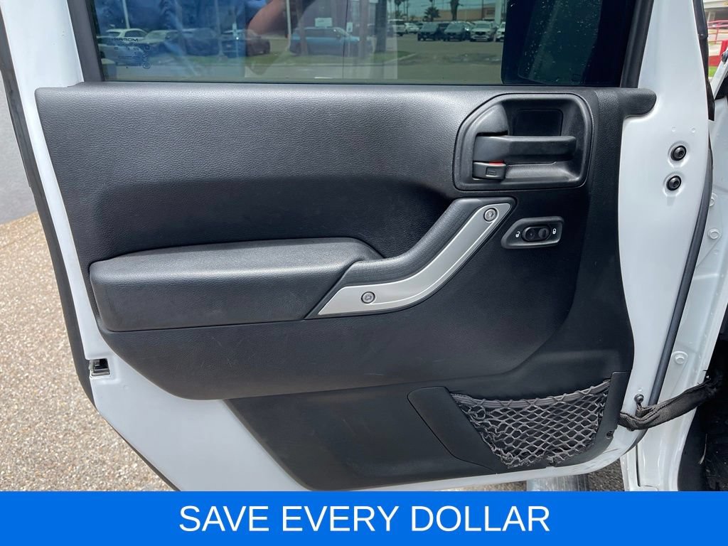 Used 2016 Jeep Wrangler Unlimited Rubicon w/ Connectivity Group AWD/4WD image 13