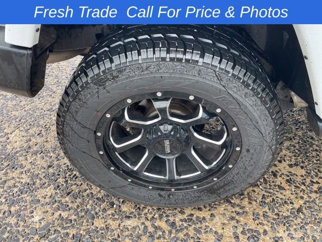 Used 2015 Jeep Wrangler Unlimited Sahara w/ Connectivity Group AWD/4WD image 12