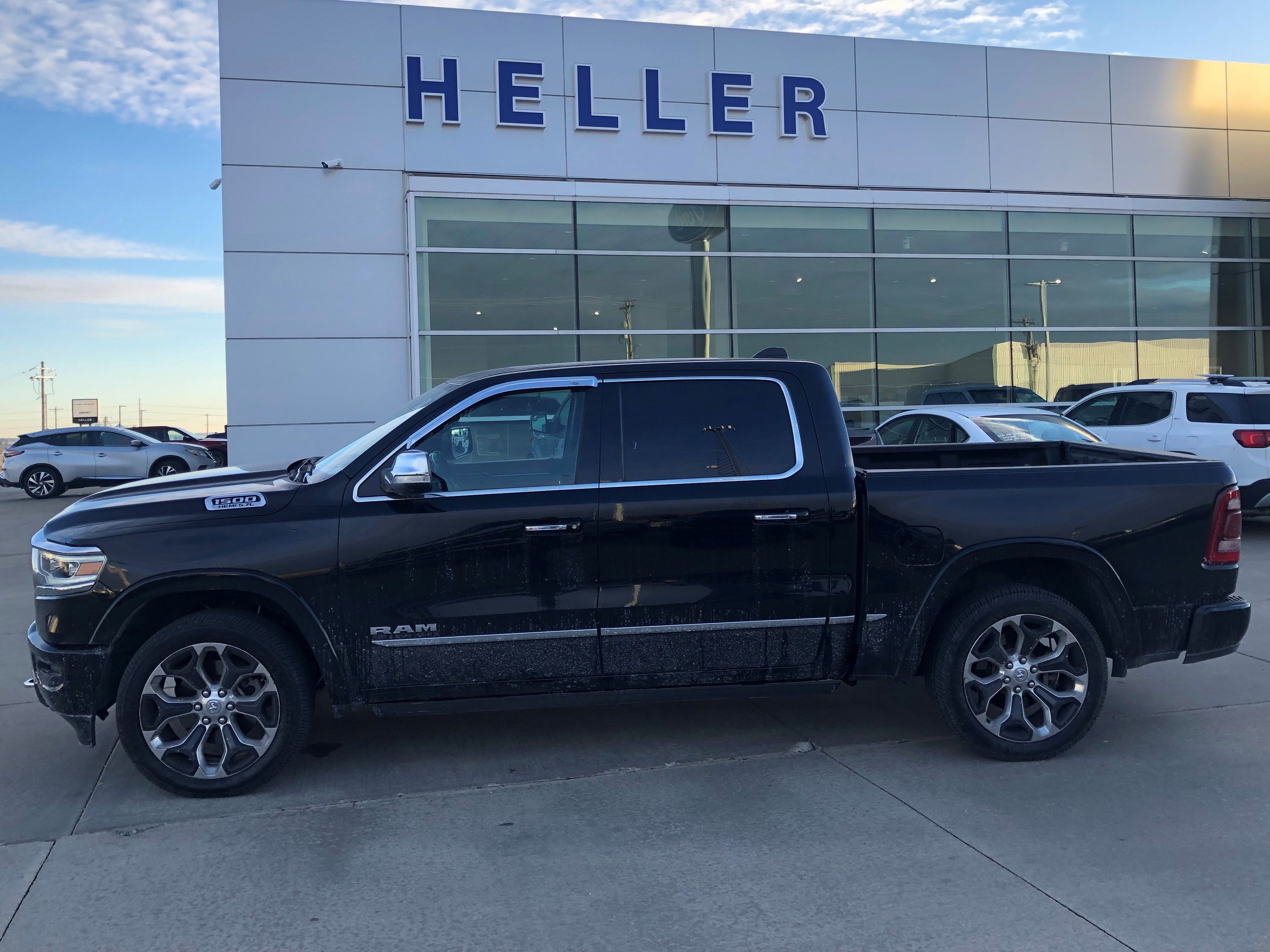 Used 2022 RAM 1500 Limited w/ Body Color Bumper Group image 3