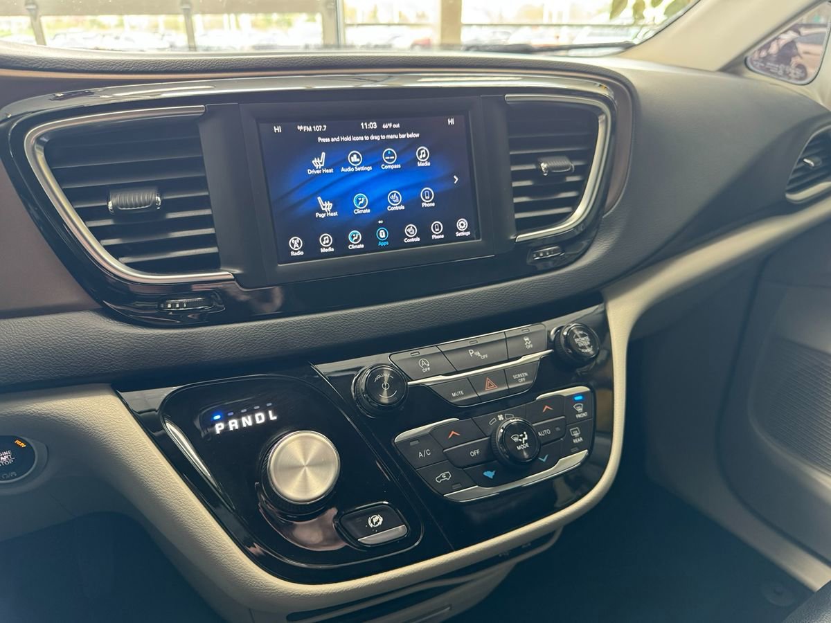 Used 2018 Chrysler Pacifica Touring-L FWD image 21