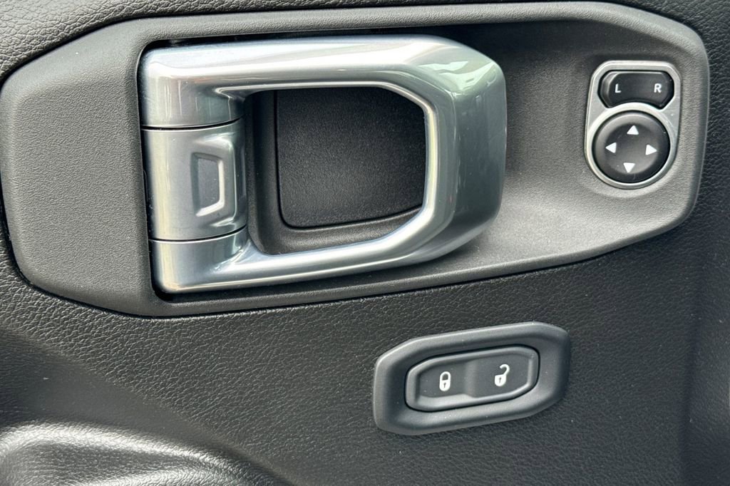 Used 2025 Jeep Gladiator Sport AWD/4WD image 12