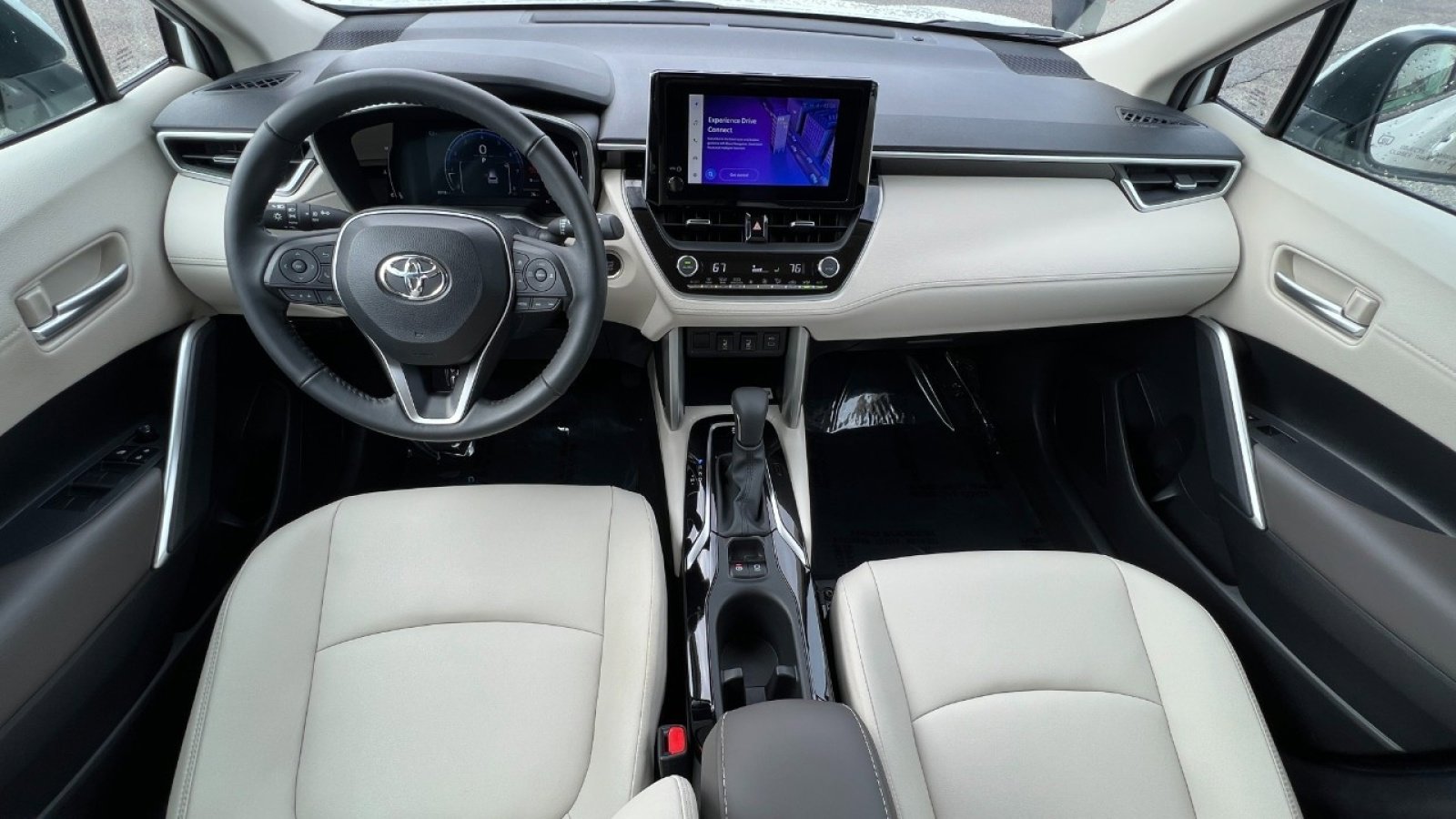 Used 2023 Toyota Corolla Cross XLE w/ Convenience Package image 27