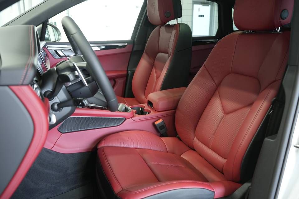 Certified 2025 Porsche Macan Turbo AWD/4WD image 5